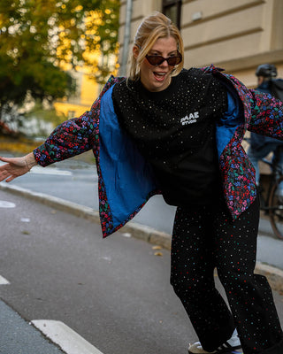 Vår modell på en skateboard med Elisabeth quilt jakke, Alex bling t-shirt og Charlotte jeans