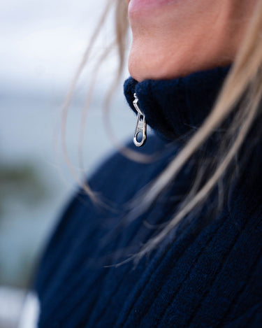 Nærbilde av glidelåsen på ANN half zip genser i blå. 100% merinoull.