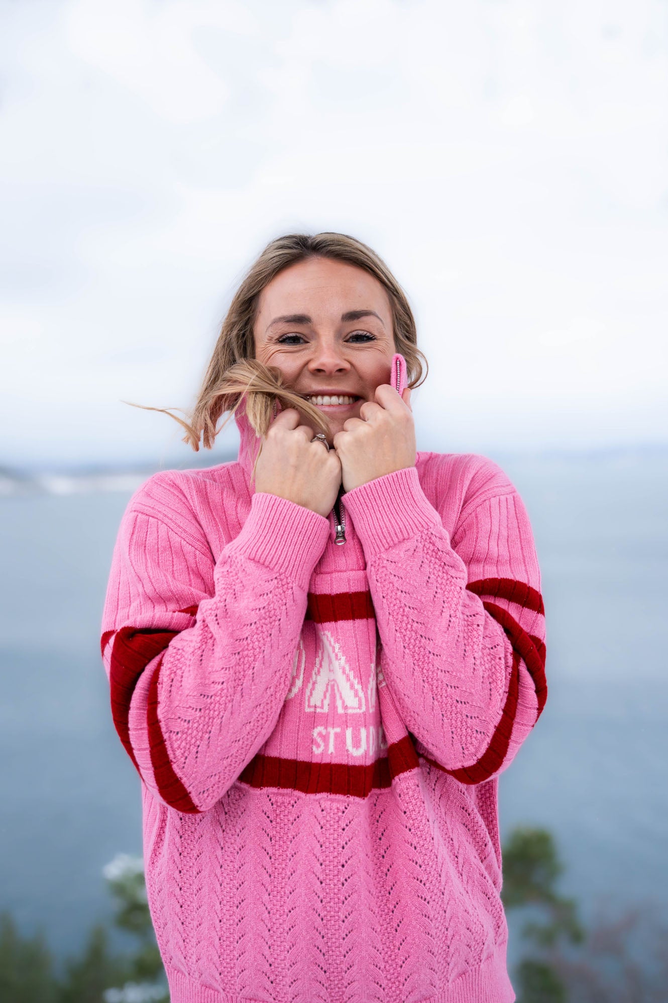 Helene som smiler når hun har på seg ANN half zip i rosa. 