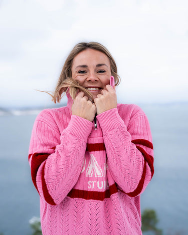 Helene som smiler når hun har på seg ANN half zip i rosa. 