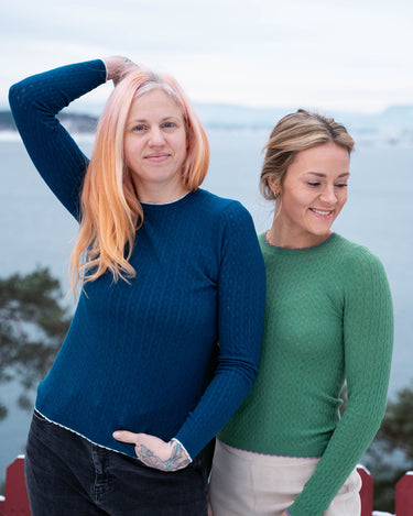 Fam og Helene i ANJA Trøye i blå og grønn.