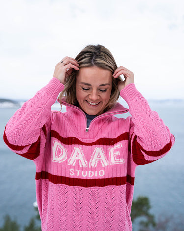 Helene som smiler når hun har på seg ANN half zip i rosa. 