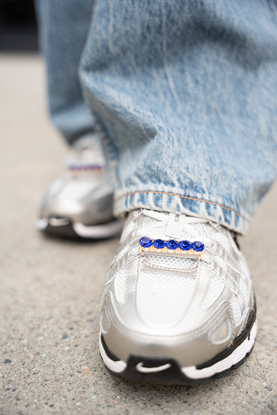 Modell med BILLIE Shoe bling i kongeblått på sko