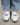 Modell med BILLIE Shoe bling i kongeblått på to sko