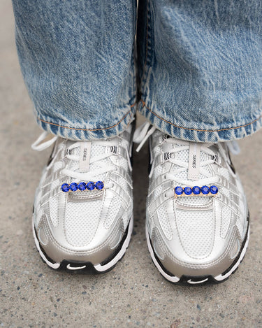 Modell med BILLIE Shoe bling i kongeblått på to sko