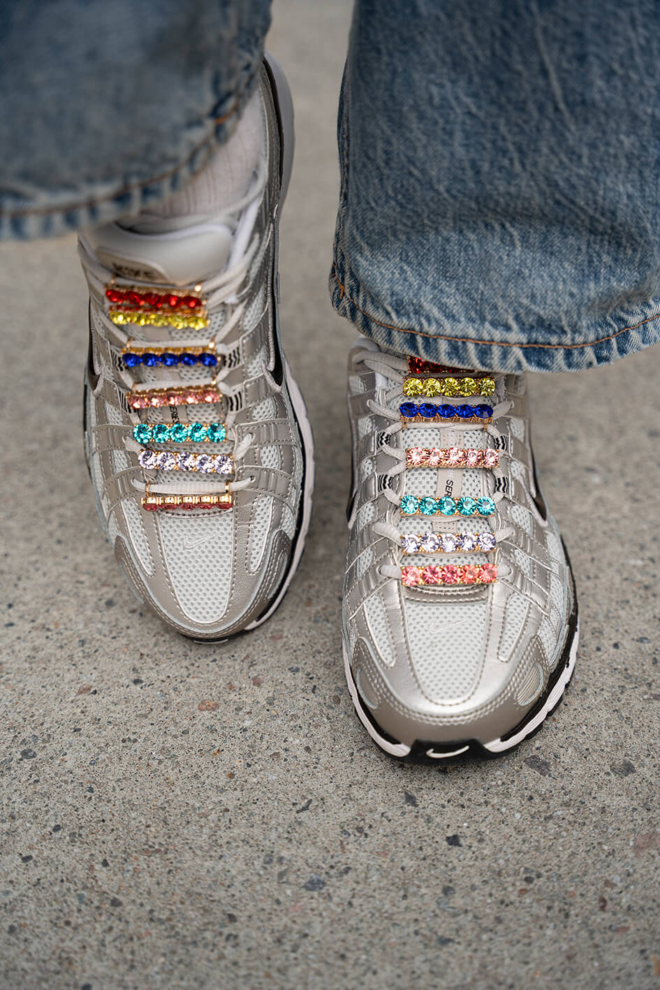 Modell med BILLIE Shoe bling i alle farger på sko