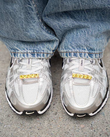 Modell med BILLIE Shoe bling i gult på sko