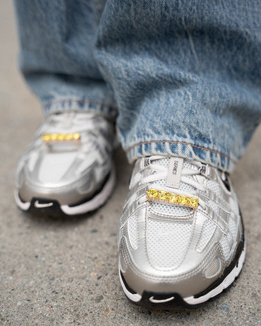 Modell med BILLIE Shoe bling i gul på sko