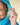 Nærbilde av håndkleponchoen med hette i blått. Innsiden av hetten har en lysere blå farge