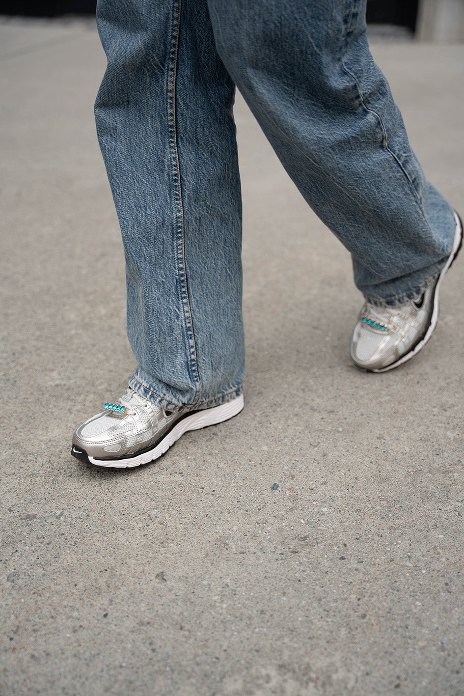 Modell med BILLIE Shoe bling i turkis på skoene